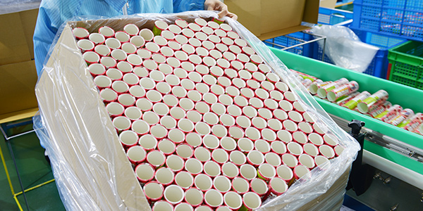 軍興溢美紙罐廠家采用全自動(dòng)紙罐貼標(biāo)機(jī)技術(shù) 保證了強(qiáng)大的產(chǎn)能 軍興溢美紙罐廠家采用全自動(dòng)紙罐貼標(biāo)機(jī)技術(shù) 保證了強(qiáng)大的產(chǎn)能
