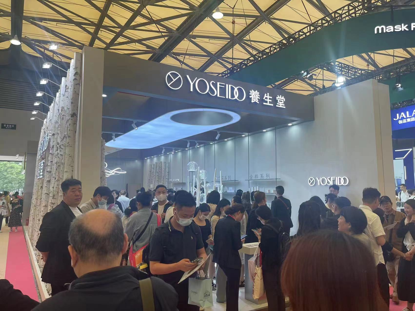 軍興溢美走進第27屆CBE上?；瘖y品展